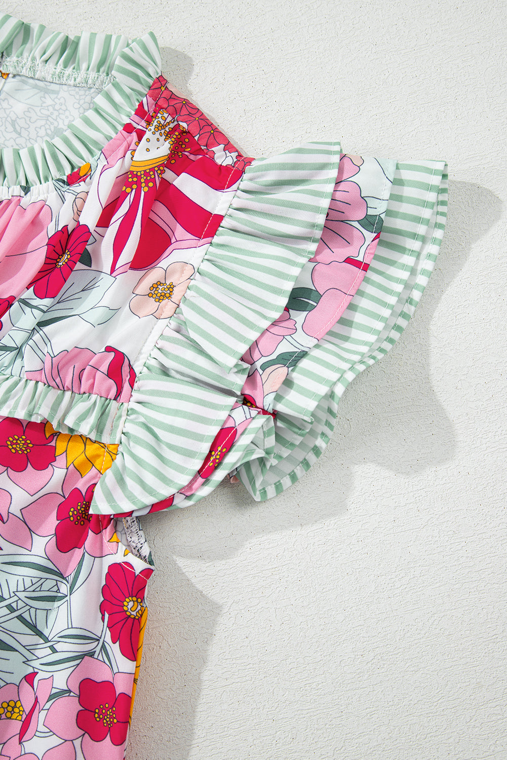 Chemisier à manches courtes à imprimé floral rose et bordure à volants contrastés