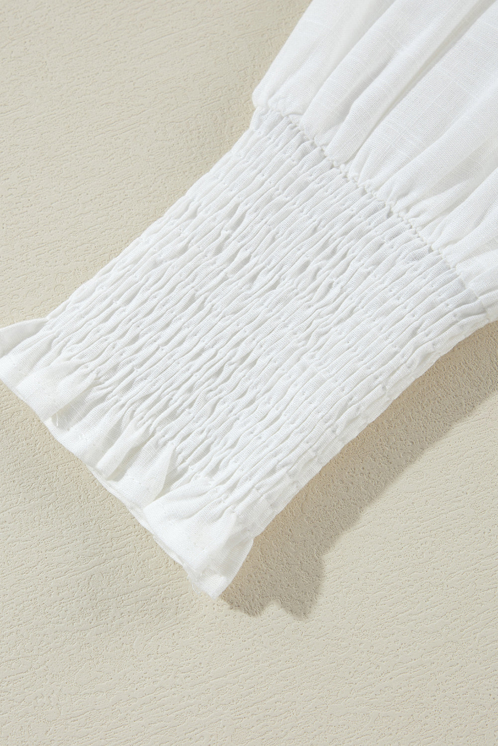 Chemise élégante à manches froncées et broderie florale blanche