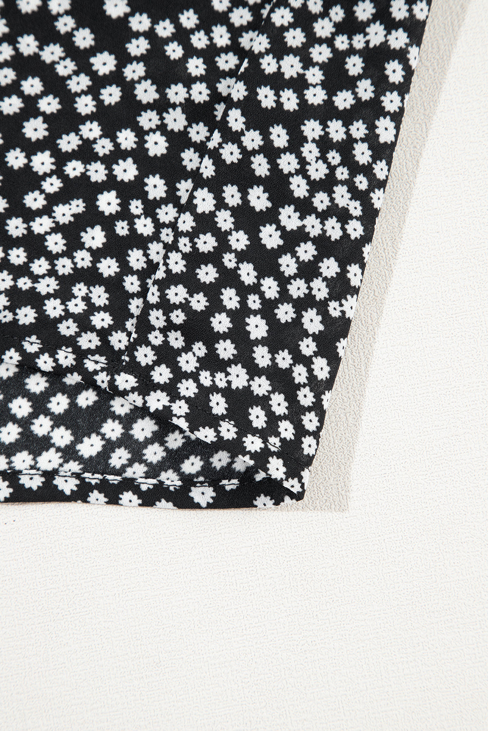 Robe mi-longue noire à imprimé floral et manches longues à col carré