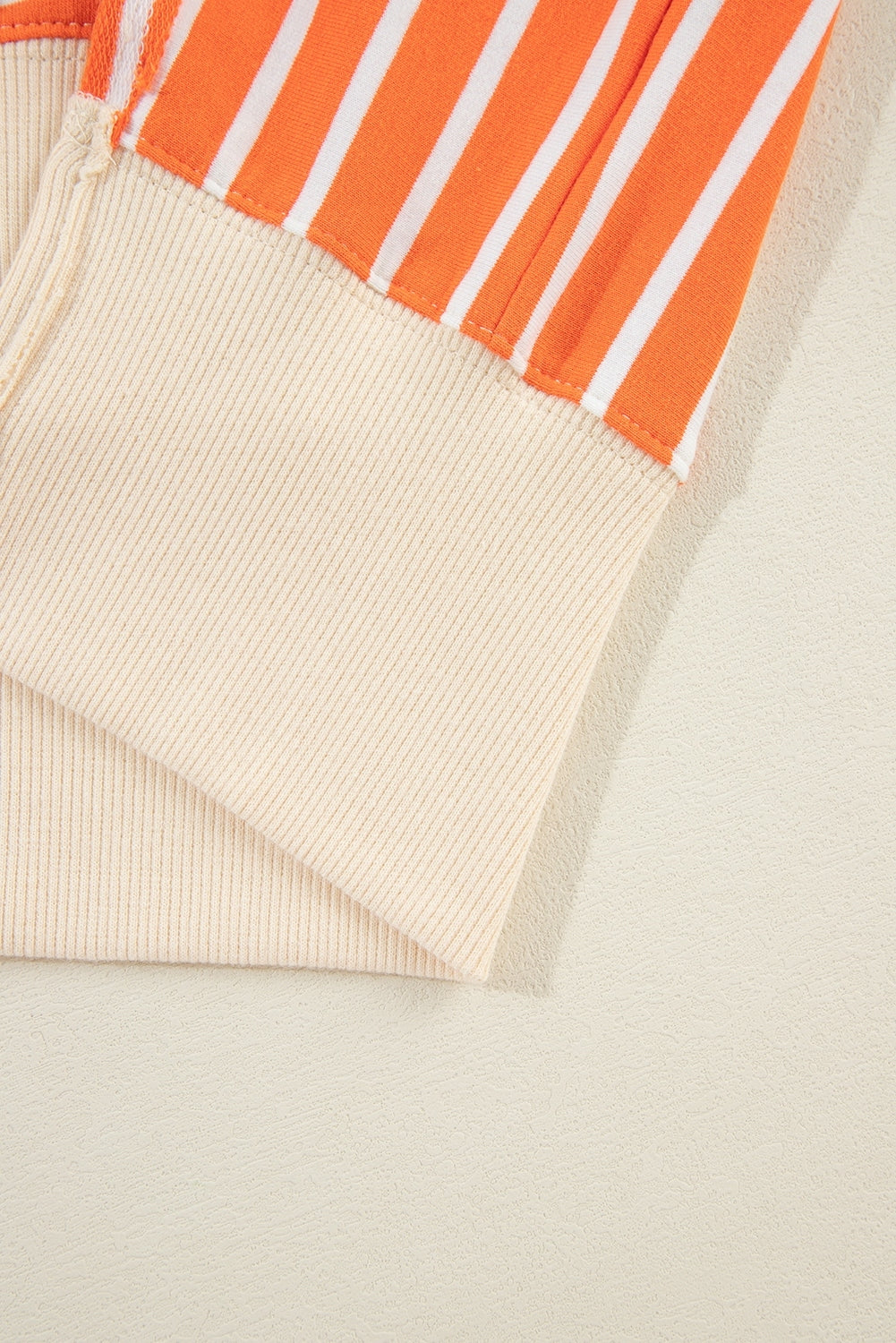 Sweat-shirt ample à rayures orange et blocs de couleurs, col et épaules tombantes