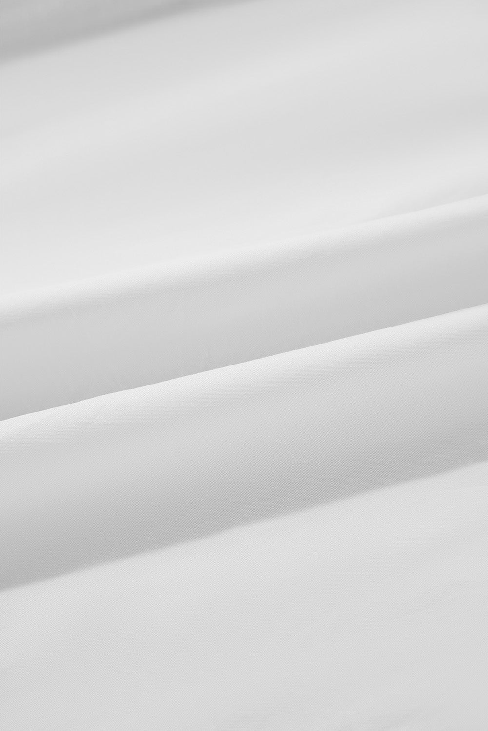 Chemise à manches bouffantes et volants avec col et nœud papillon en ruban passepoilé blanc et noir