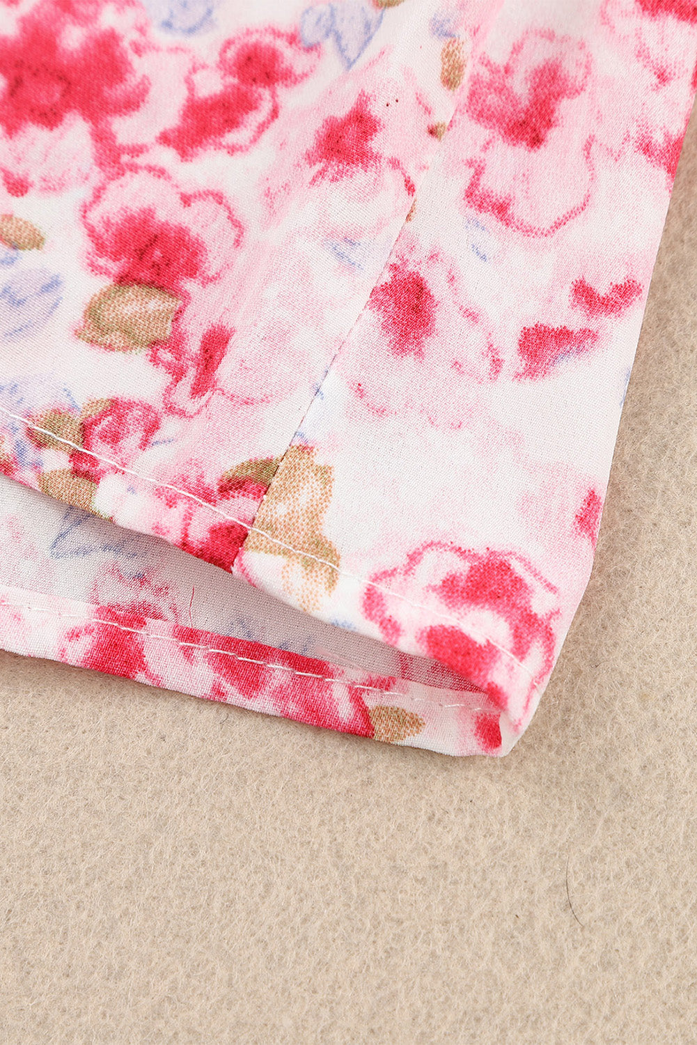 Blusa con botones y cuello en V con estampado floral 