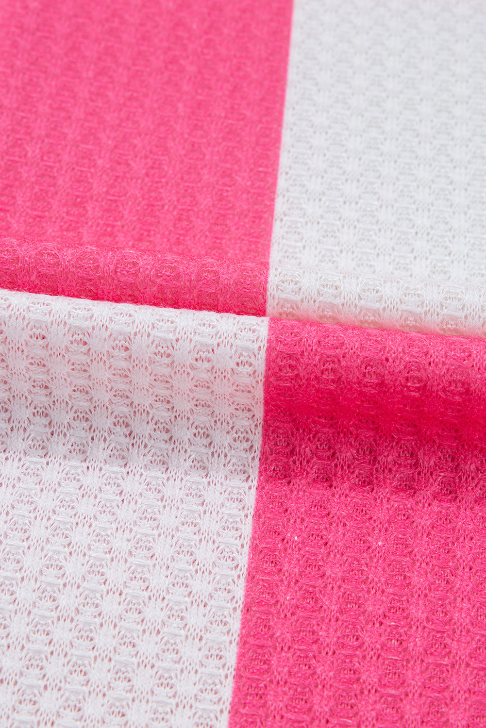 T-shirt blanc texturé à col rond et motif damier grande taille