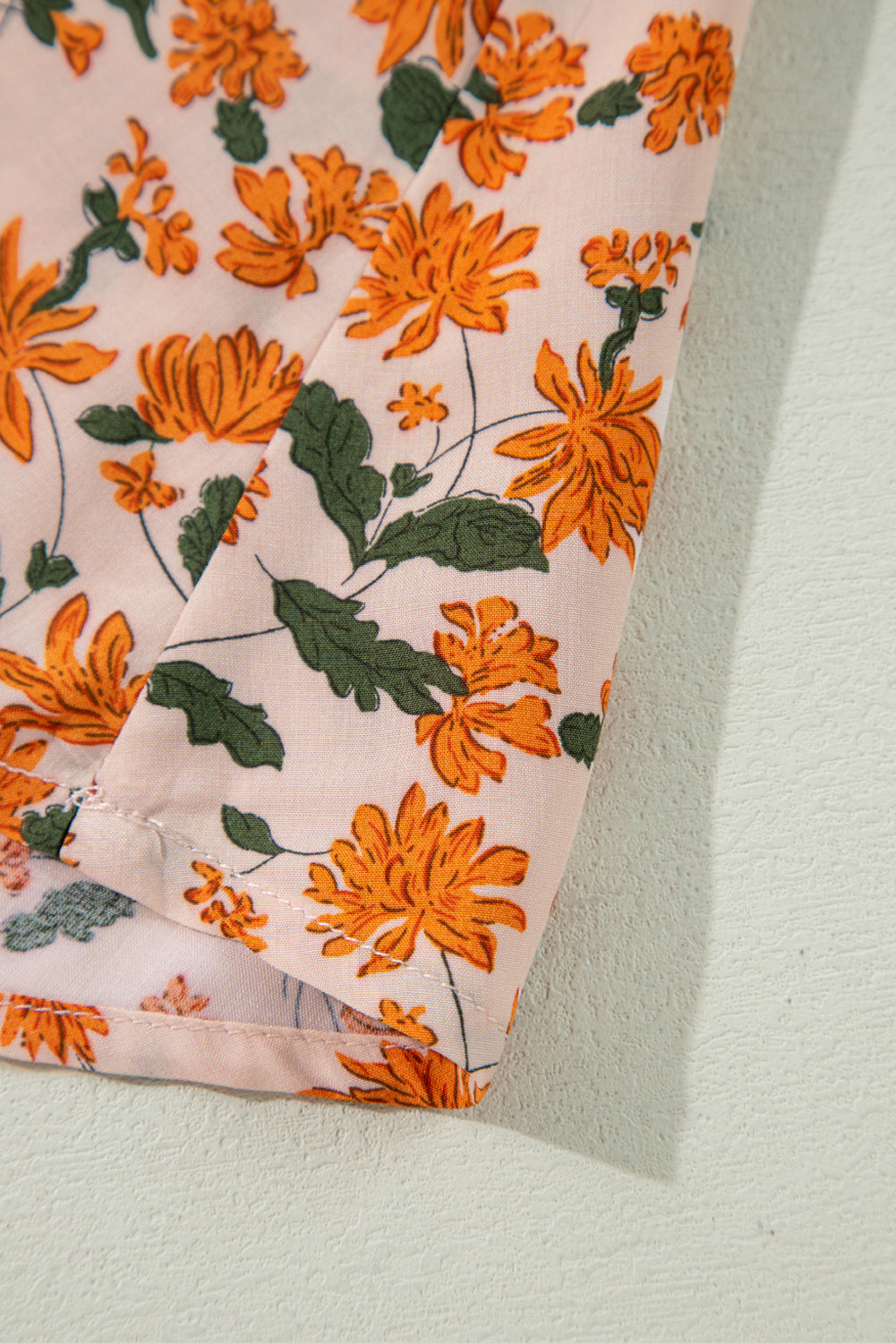 Robe babydoll beige à fleurs, décolleté en V profond, buste froncé, manches bouffantes