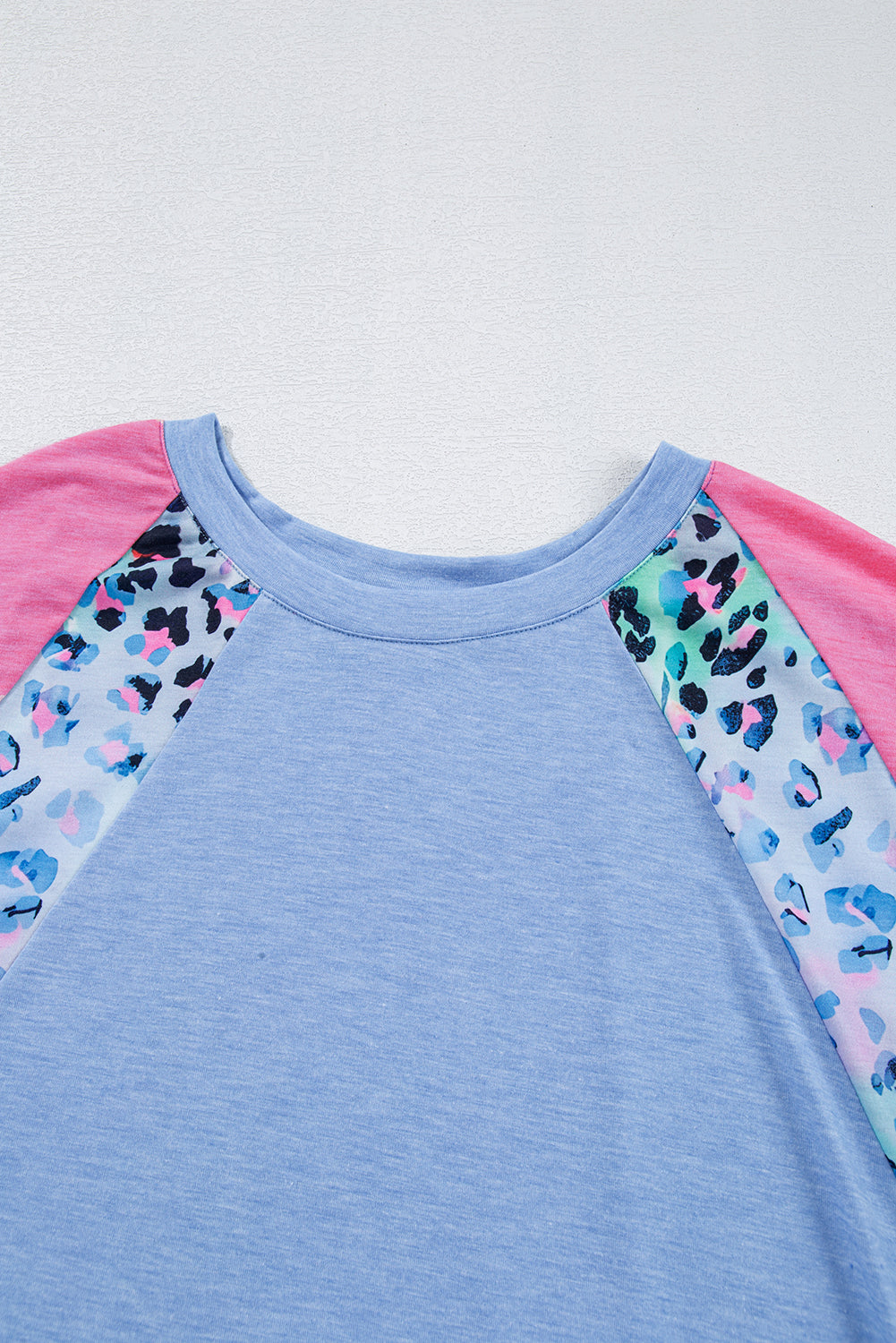 T-shirt grande taille bleu ciel à imprimé léopard et patch colorblock