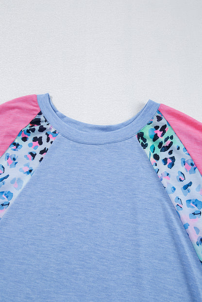 T-shirt grande taille bleu ciel à imprimé léopard et patch colorblock