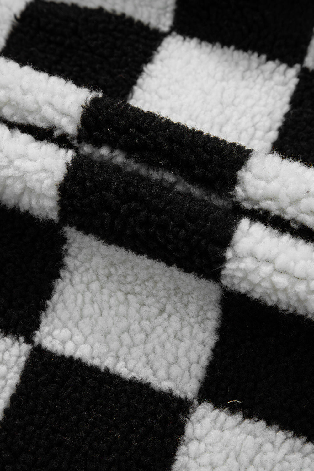 Veste polaire boutonnée à col et poches latérales à carreaux noirs