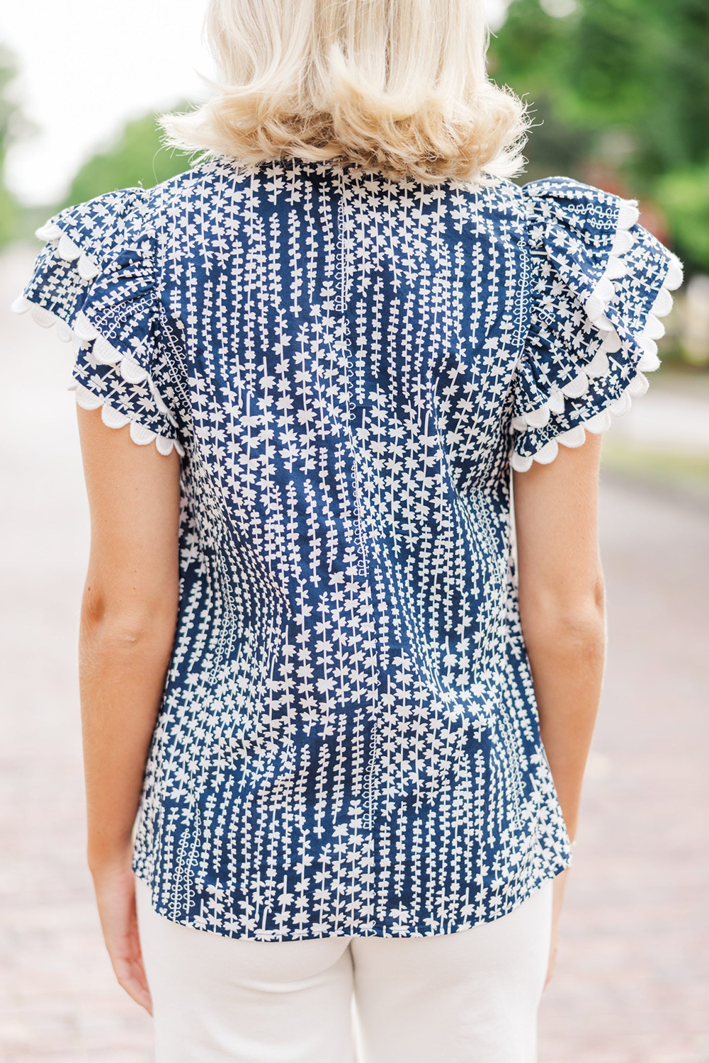 Chemisier bleu ciel à imprimé abstrait et bordure Ric Rac, manches flottantes, col en V cranté