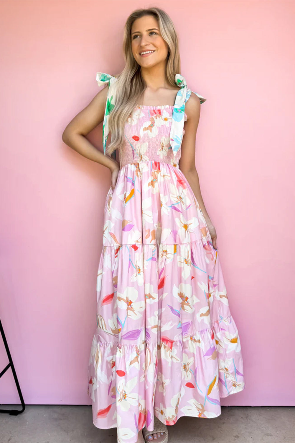 Robe longue smockée à imprimé floral rose et épaules nouées