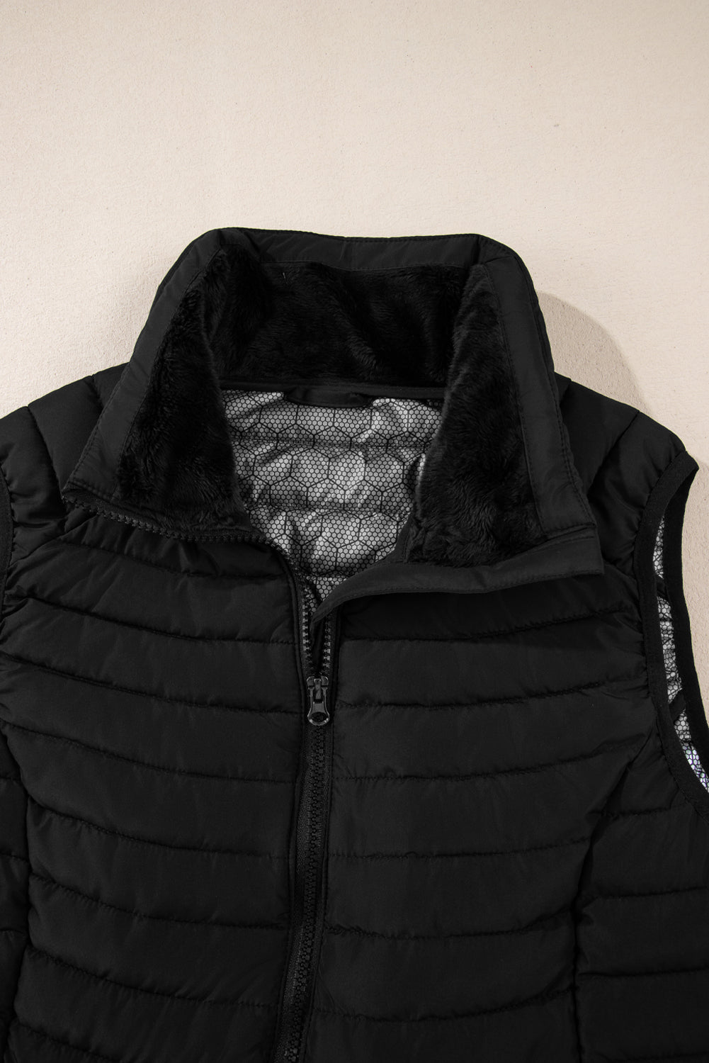 Gilet matelassé zippé à col en peluche noir