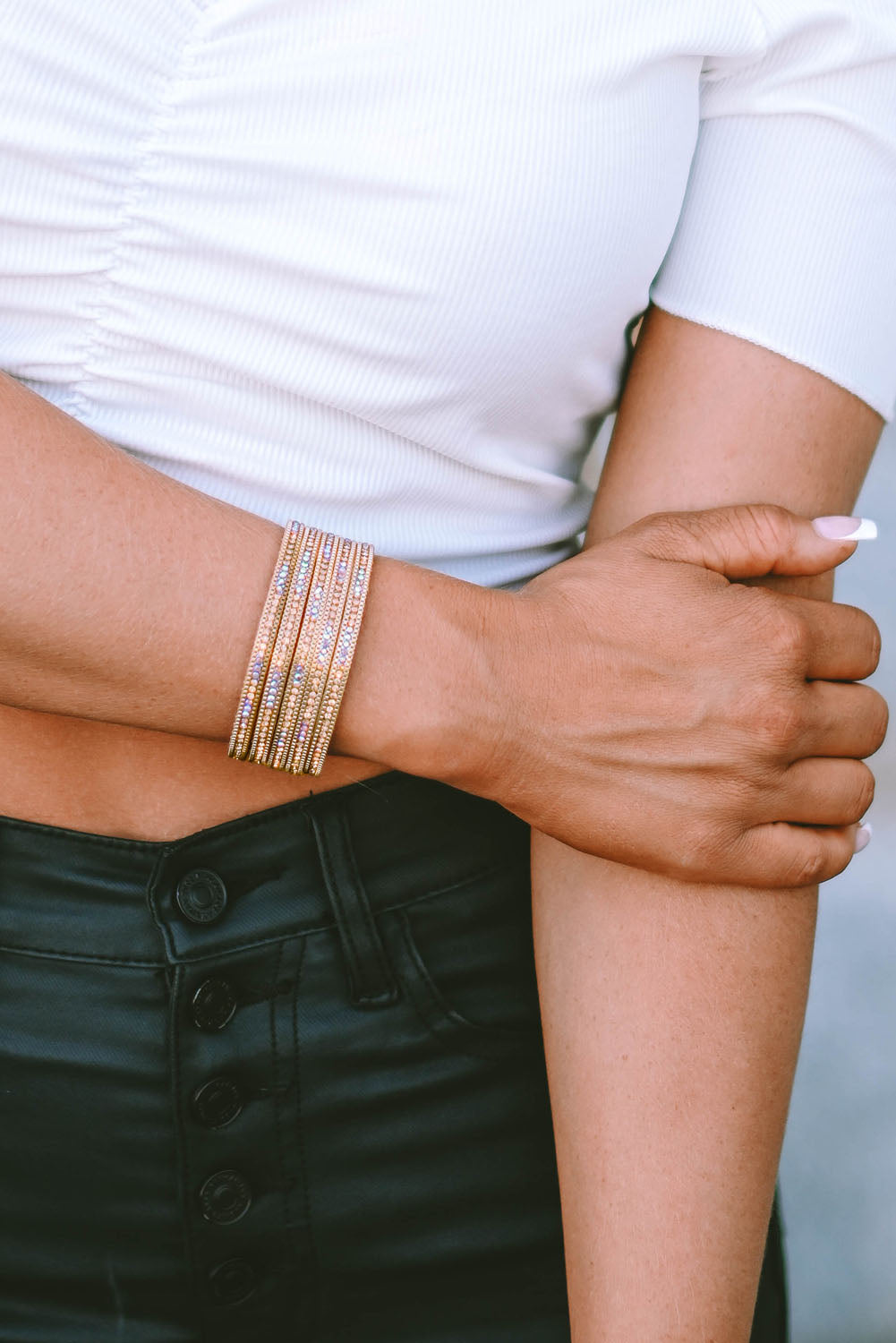 Bracelet en cuir doré à large bord et boucle magnétique, entièrement orné de diamants 