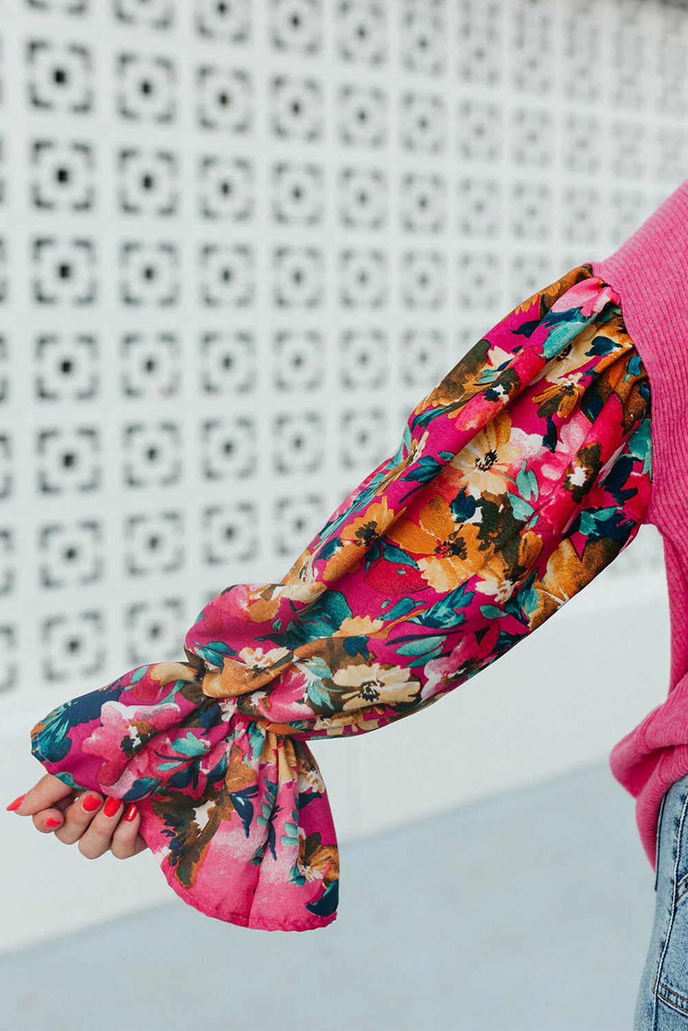 Haut en maille côtelée à manches volantées et motif patchwork floral rose vif