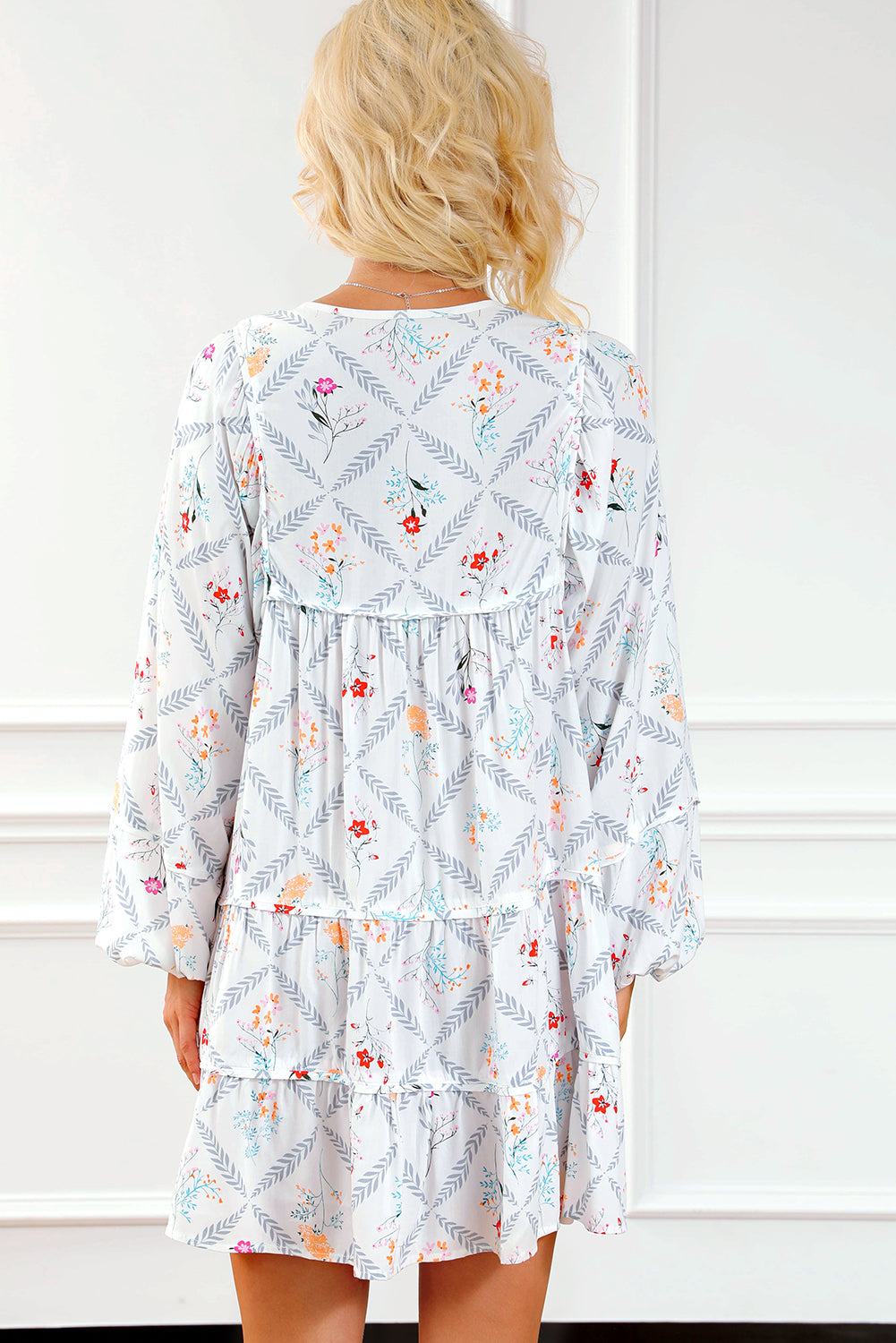 Robe blanche à volants et col fendu avec pompons et imprimé floral style bohème 
