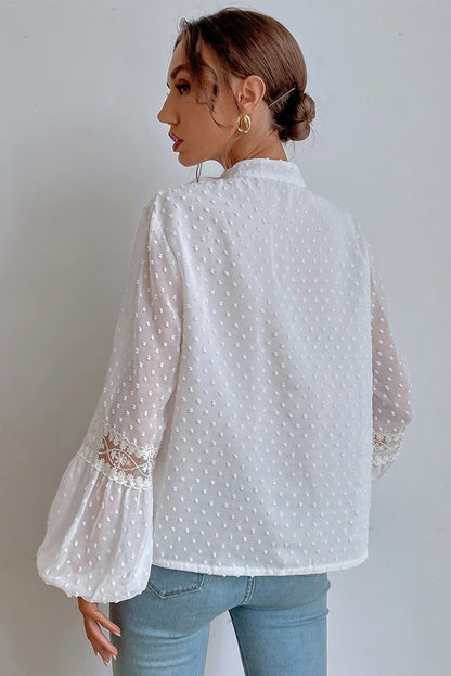 Blusa babydoll con manga globo y cordón de lunares suizos