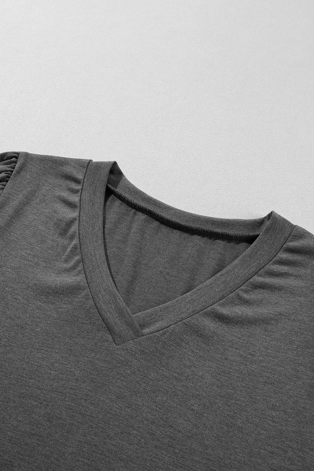 T-shirt gris carbone à manches pétales et col en V