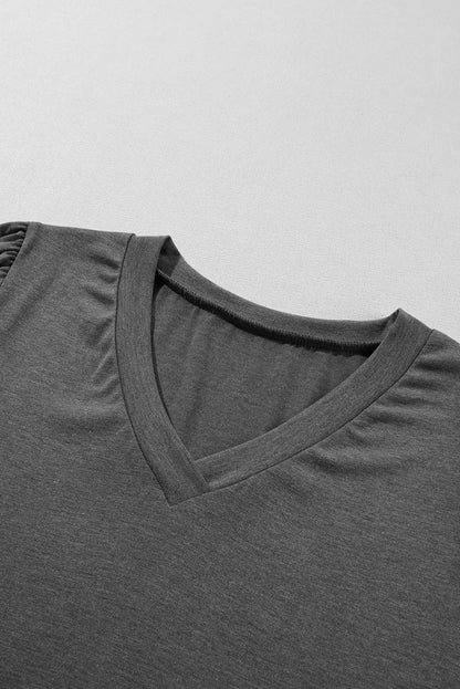 T-shirt gris carbone à manches pétales et col en V