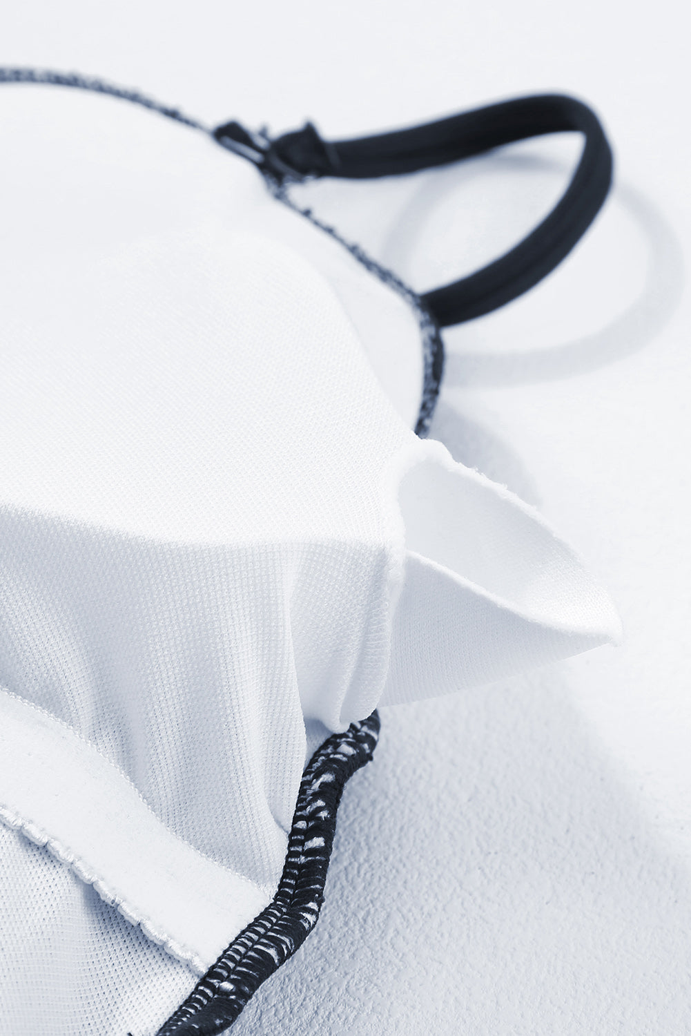 Maillot de bain une pièce bleu marine côtelé avec cordon de serrage et découpes sur les côtés