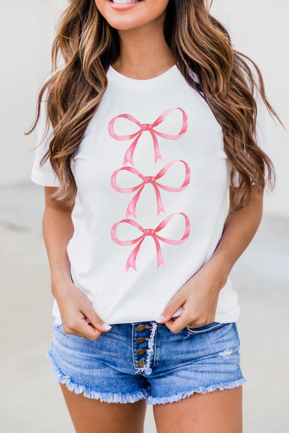 T-shirt décontracté à col rond et coupe ajustée avec imprimé nœuds papillon blancs