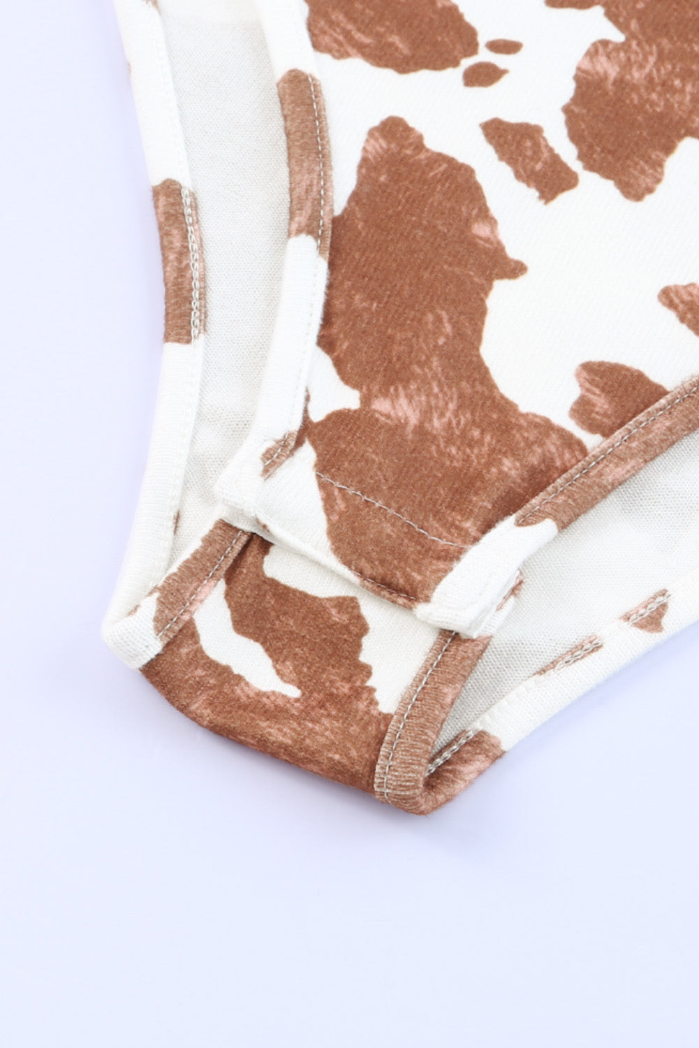 Body de manga larga con cuello en V profundo y estampado de vaca