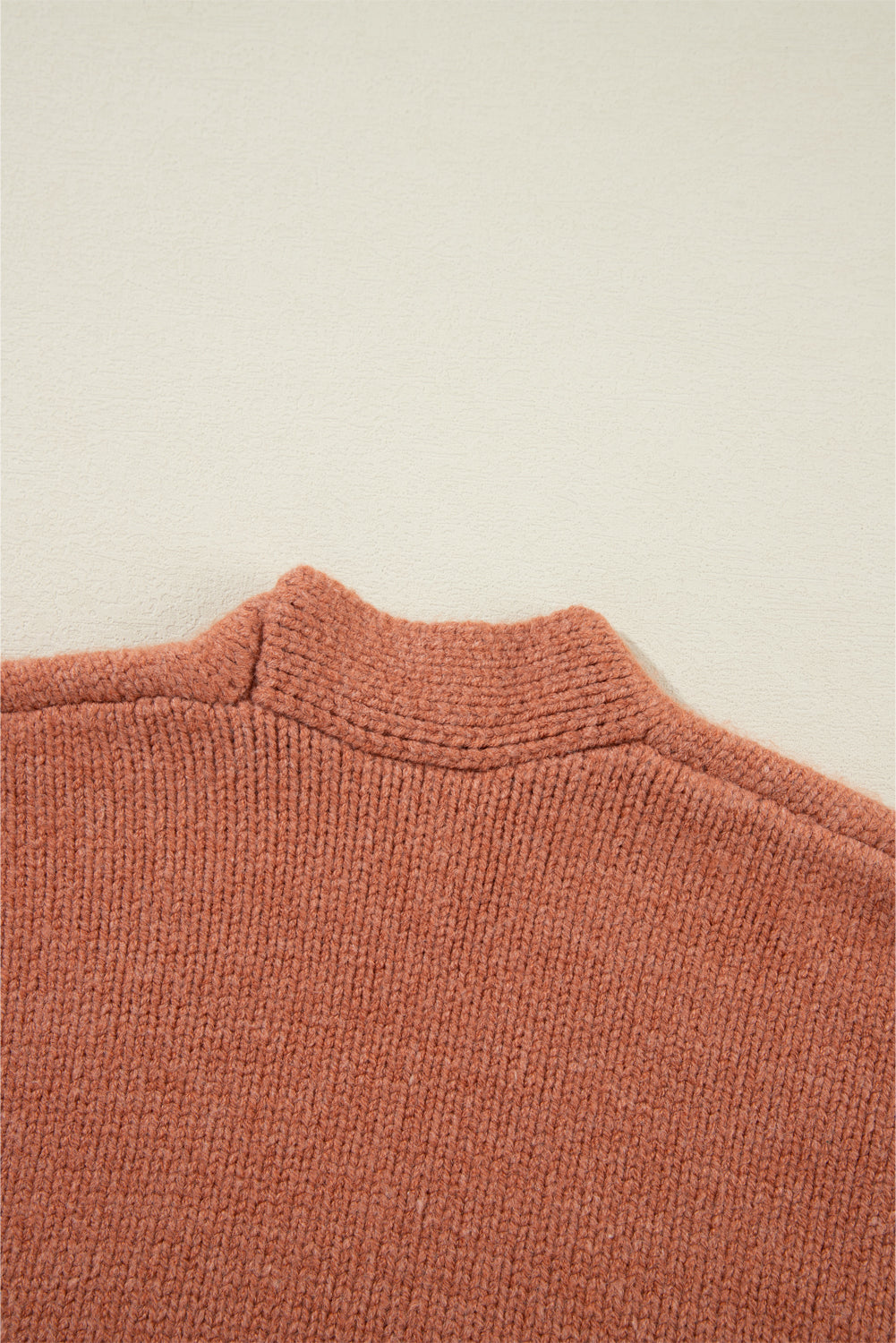 Cardigan court ouvert sur le devant beige clair à épaules tombantes