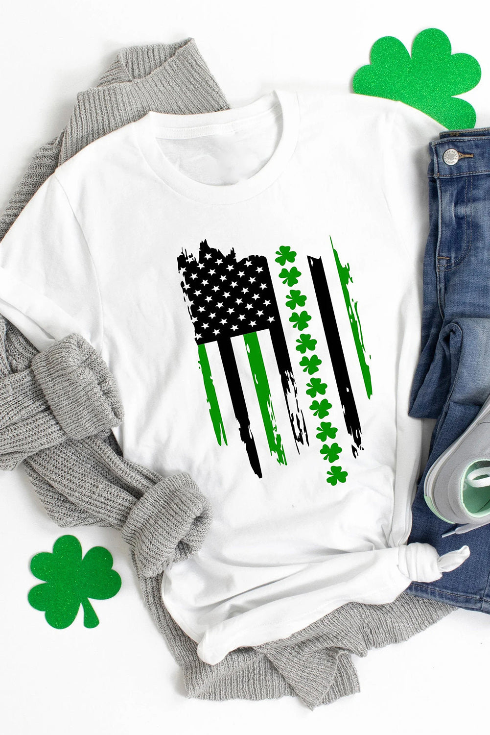 T-shirt ras du cou blanc avec imprimé trèfle de la Saint-Patrick et drapeau américain