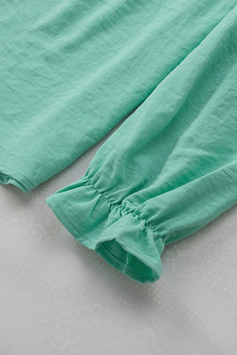 Camisa negra con botones y cuello cuadrado con mangas con volantes 