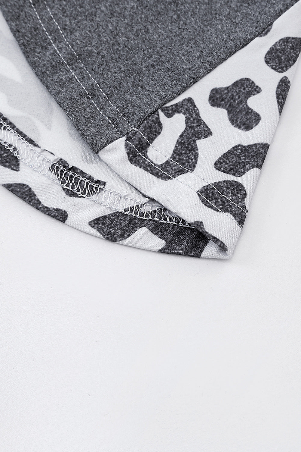 Robe t-shirt à manches courtes et imprimé léopard contrasté avec fentes 