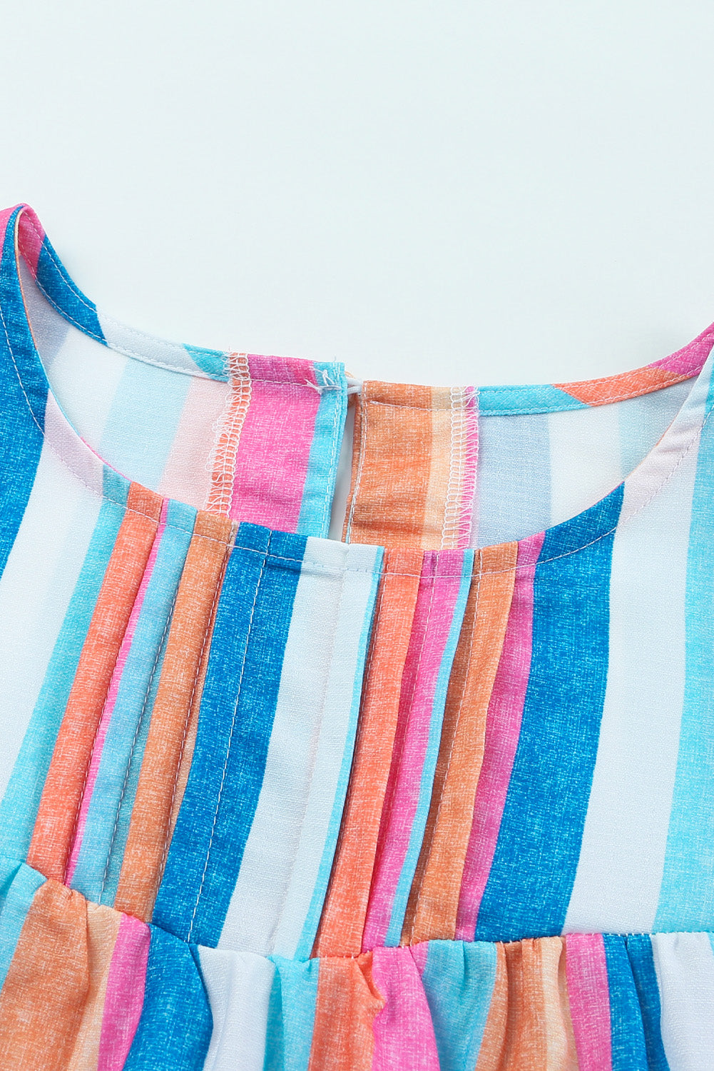 Top de manga japonesa con volantes escalonados y rayas multicolor