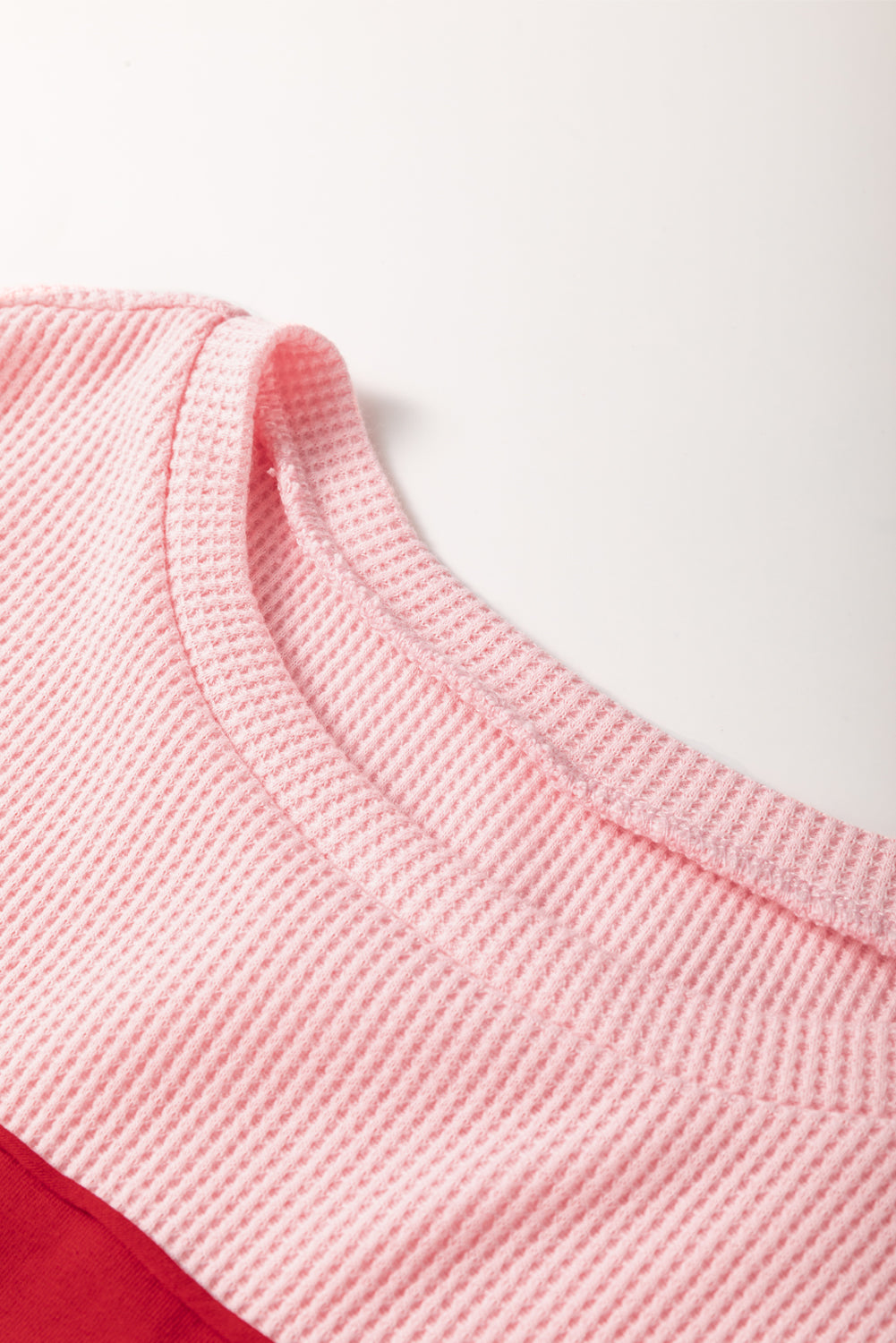 Haut texturé à manches rayées et blocs de couleurs à motif floral rose