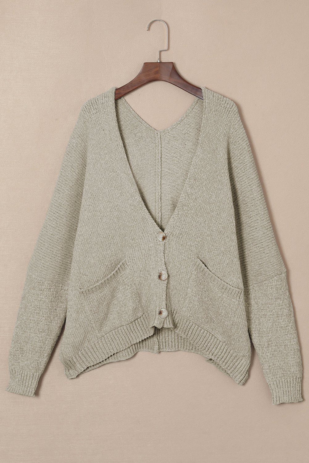 Cardigan gris à poches sur le devant et boutons 