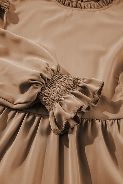 Robe à volants beige clair à col et épaules volantées