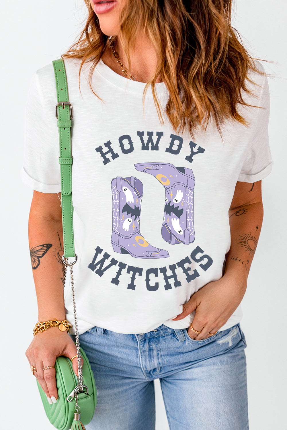 T-shirt blanc à col ras du cou avec bottes d'Halloween HOWDY WITCHES
