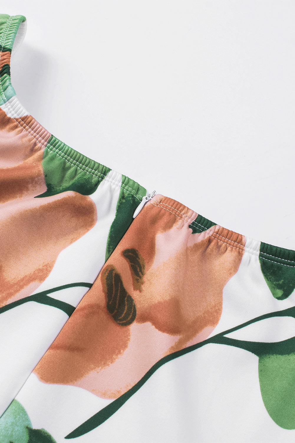 Robe mi-longue moulante fendue à épaules dénudées et imprimé floral bleu foncé