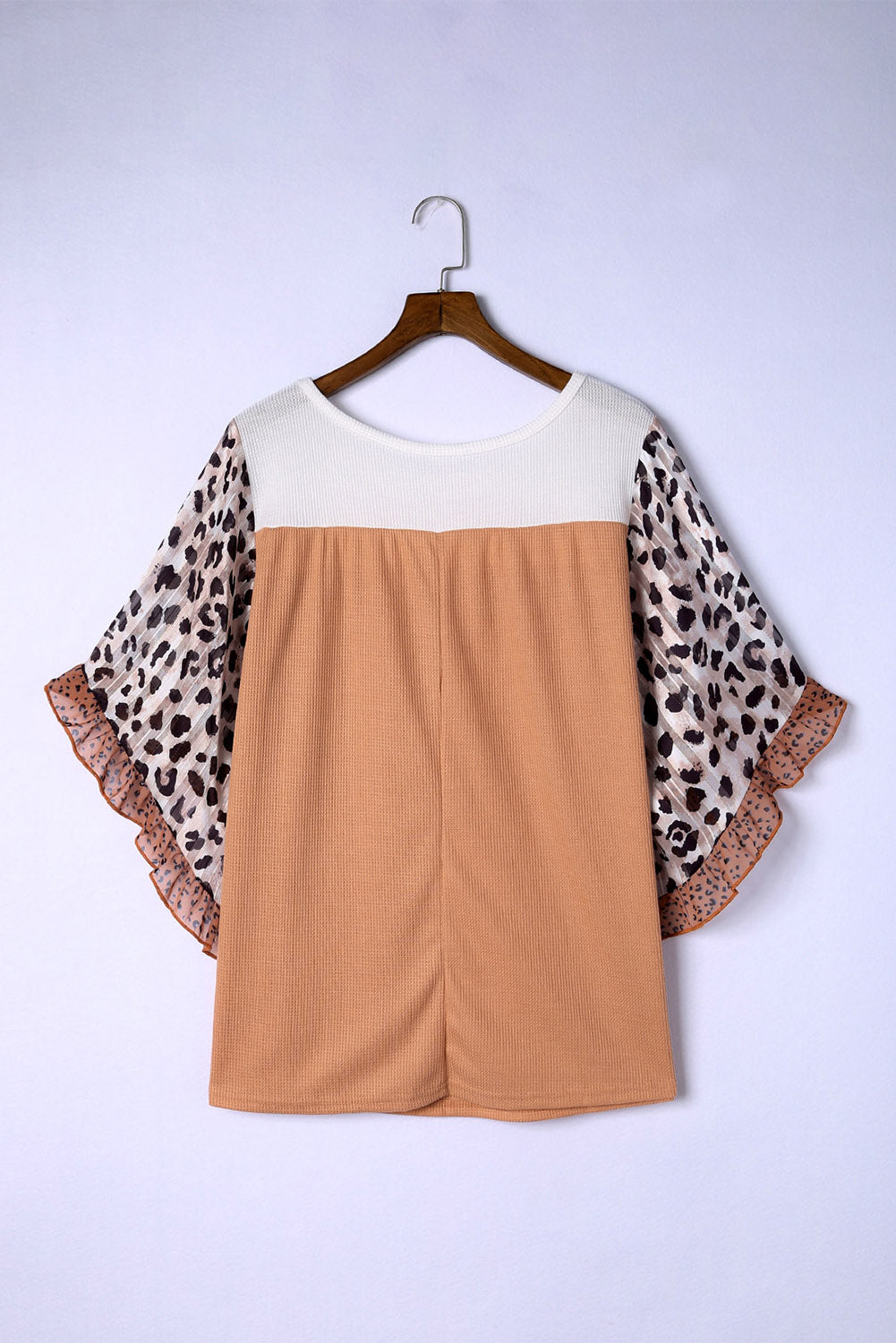 Top de talla grande con mangas con volantes y estampado animal de punto gofre de color caqui 