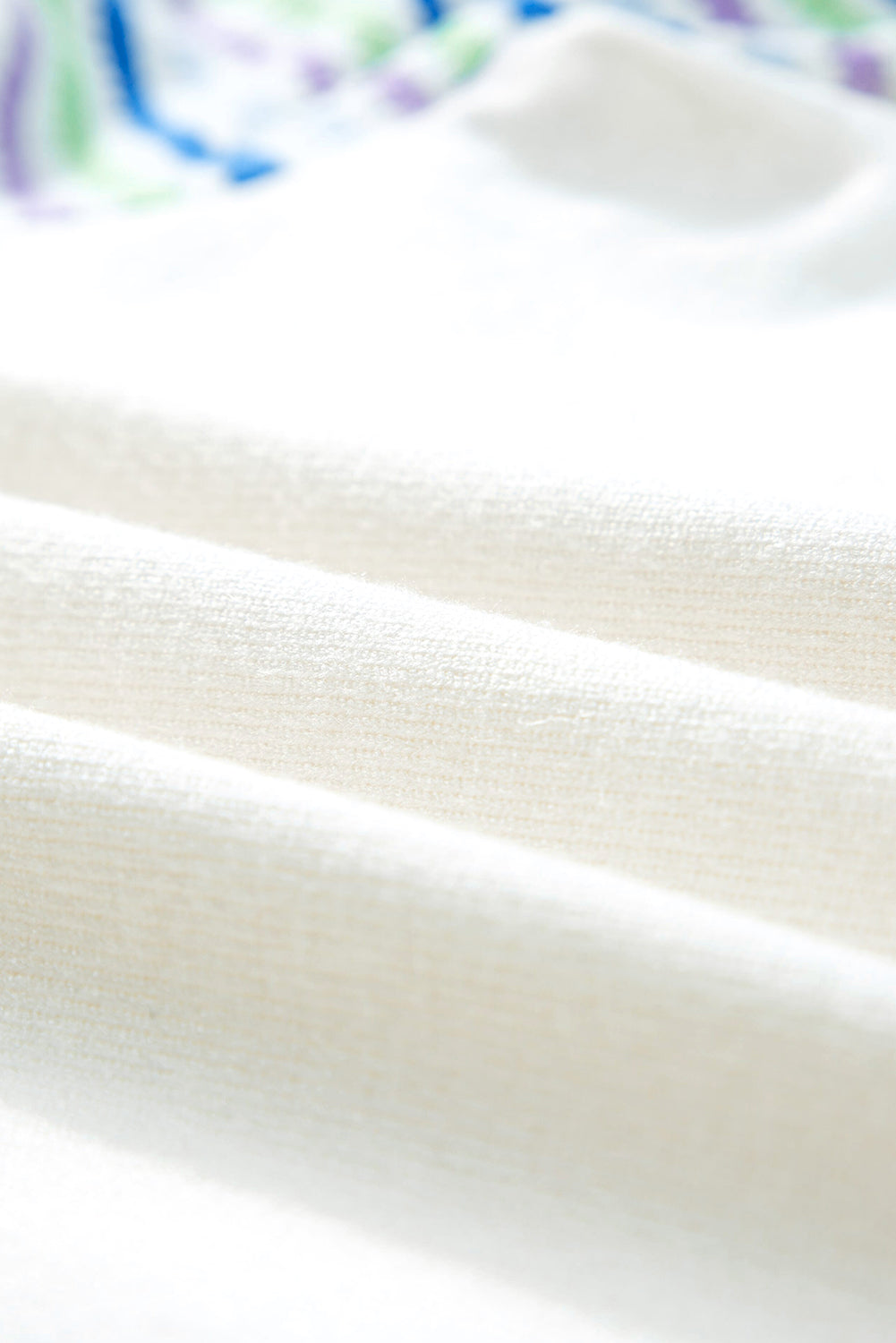 Pull en tricot blanc à rayures et manches bouffantes au crochet