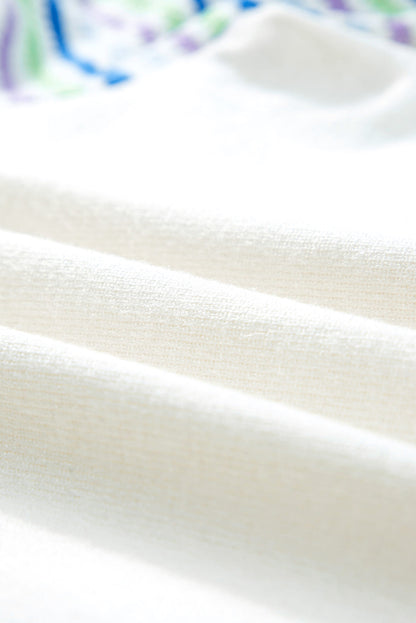 Pull en tricot blanc à rayures et manches bouffantes au crochet