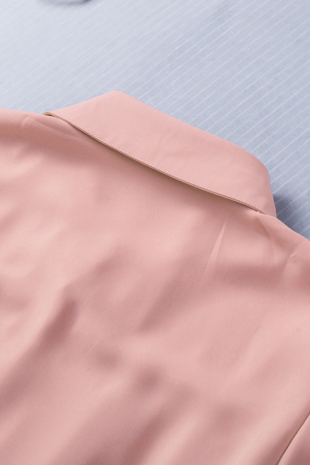 Chemisier boutonné à manches bouffantes de couleur unie