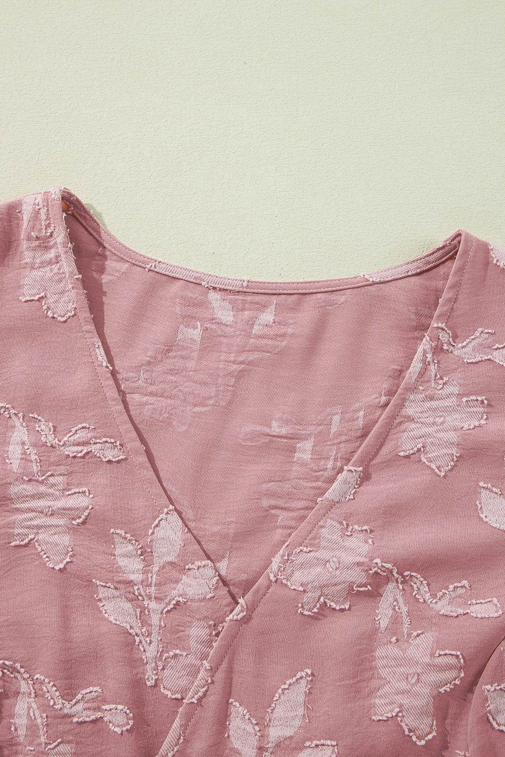 Robe grande taille à volants et col en V à imprimé floral et fleurs de pêcher