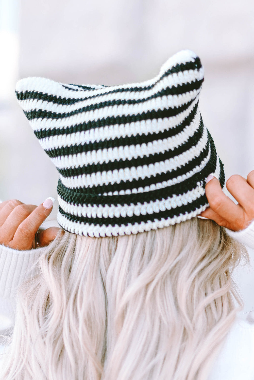 Gorro de punto rojo con orejas de gato a rayas lindas 