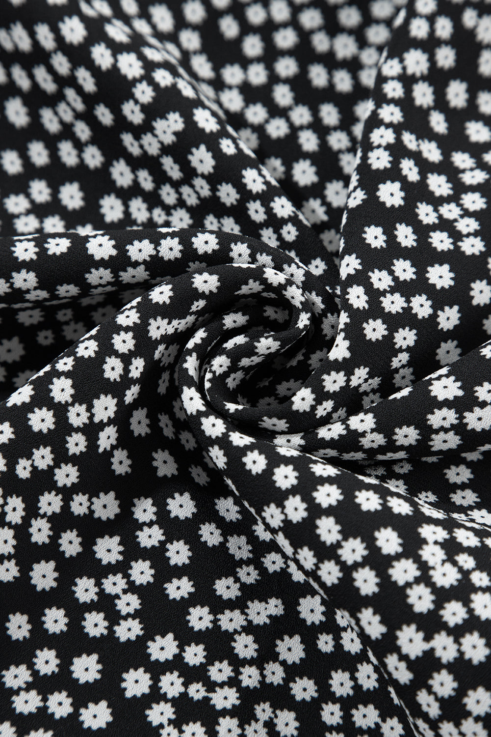 Robe mi-longue noire à imprimé floral et manches longues à col carré