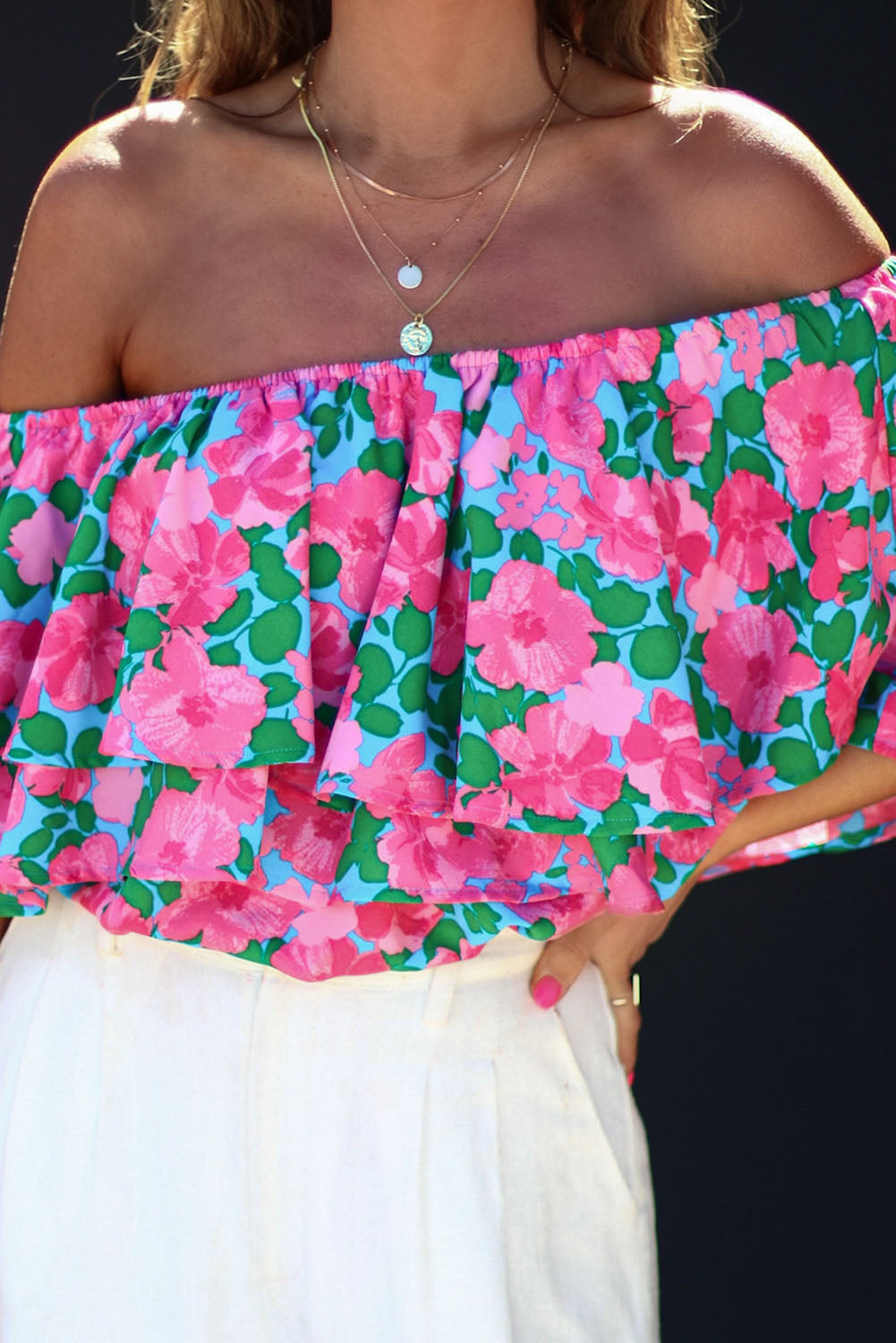 Chemisier fleuri à volants et épaules dénudées 