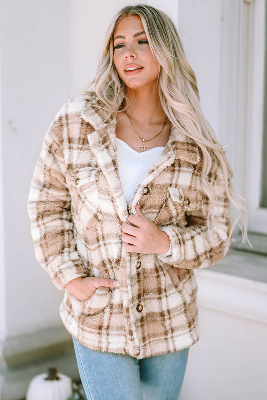 Chaqueta con bolsillos y botones a cuadros de sherpa caqui