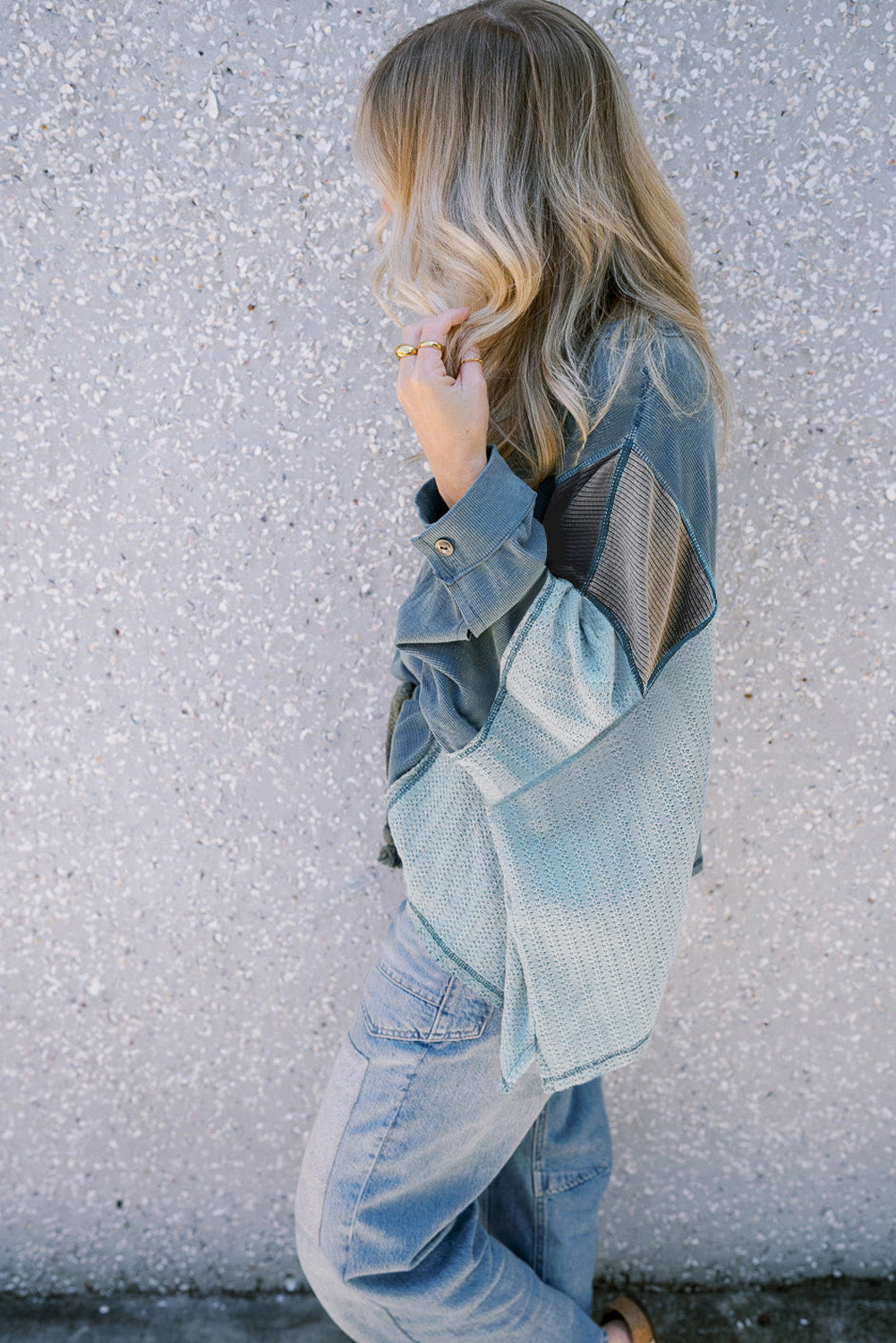 Haut boutonné à manches longues et patchwork de coutures colorblock bleu crépuscule