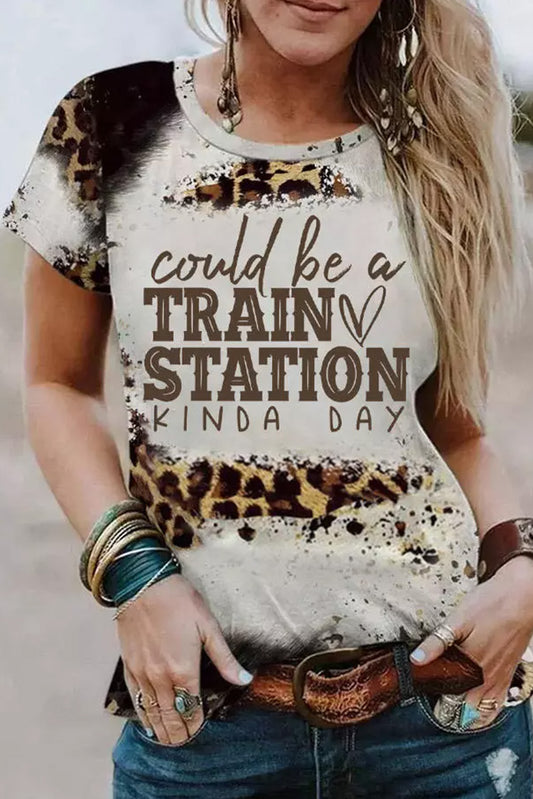 Camiseta con estampado de leopardo y gráfico TRAIN STATION