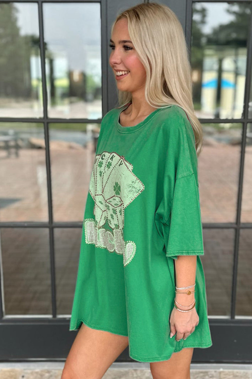 Robe courte surdimensionnée avec t-shirt et cartes de poker porte-bonheur vert vif et strass
