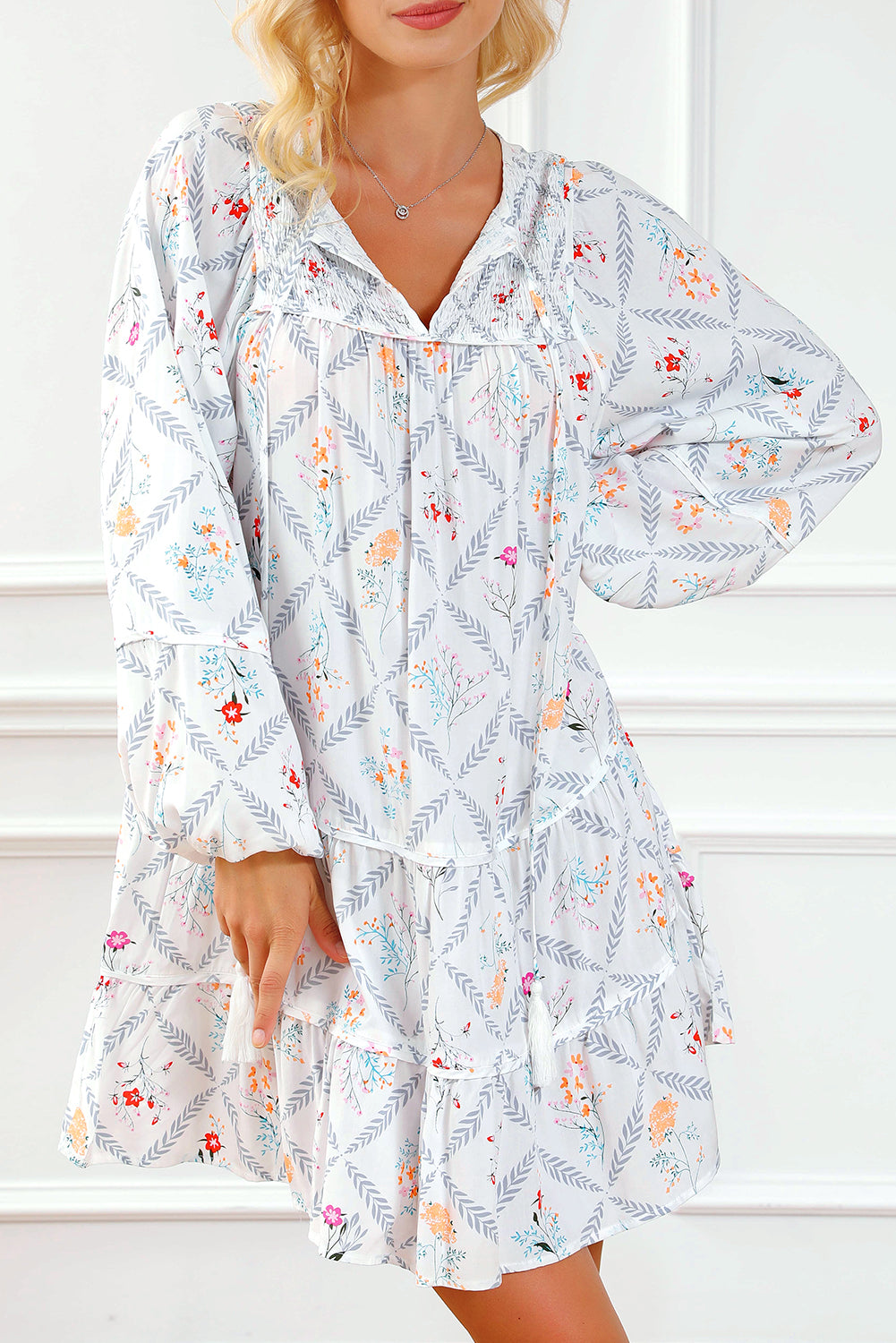 Robe blanche à volants et col fendu avec pompons et imprimé floral style bohème 