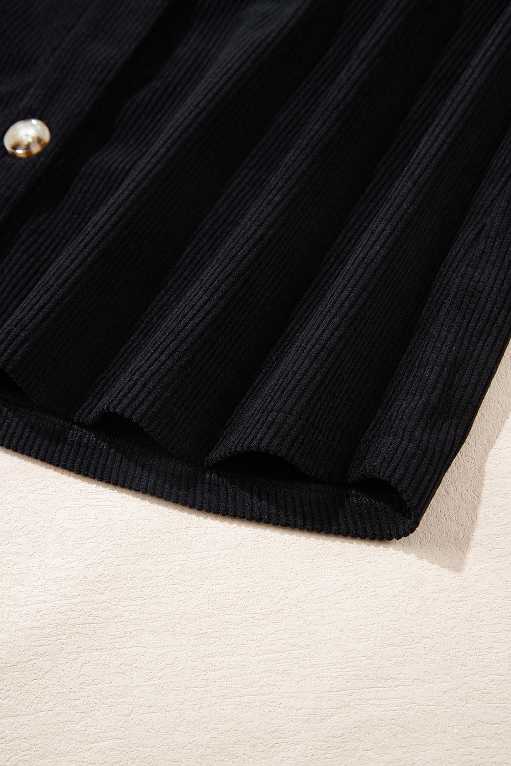 Veste-chemise noire en velours côtelé avec capuche et poches à cordon