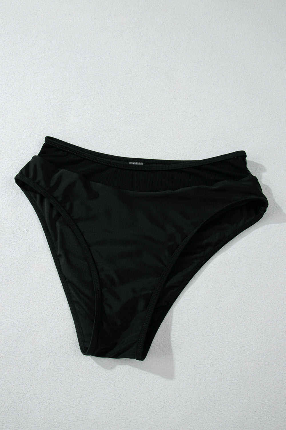 Bikini push-up noir à col en V et bordure en maille transparente