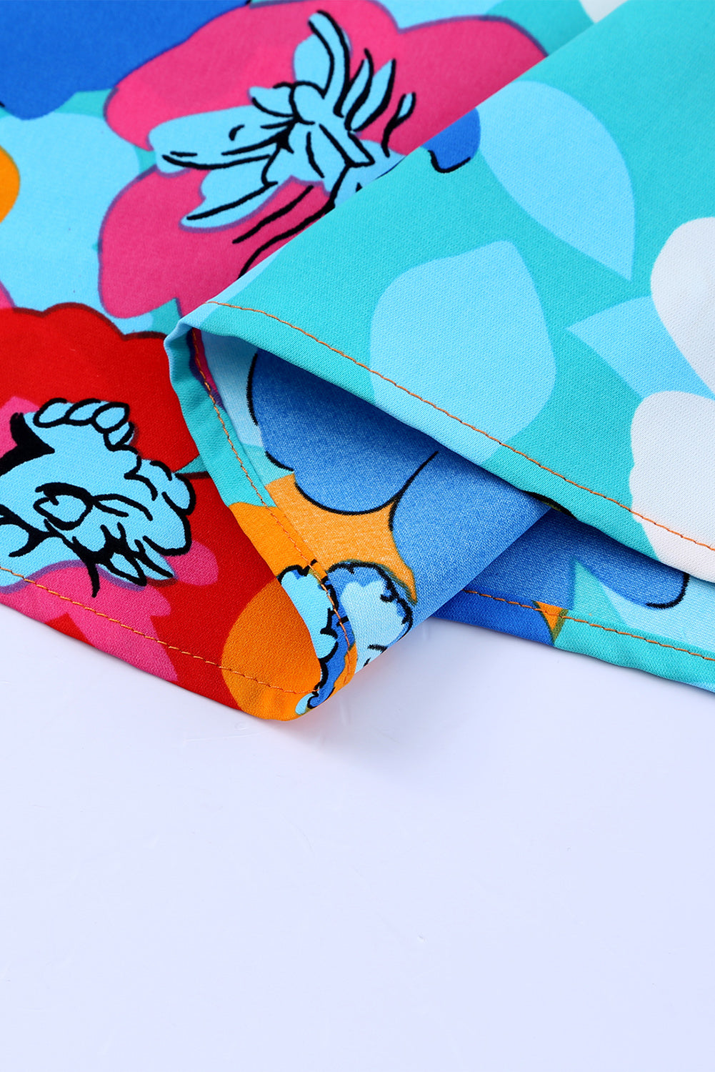 Blusa con cuello en V y manga 3/4 con estampado floral multicolor 