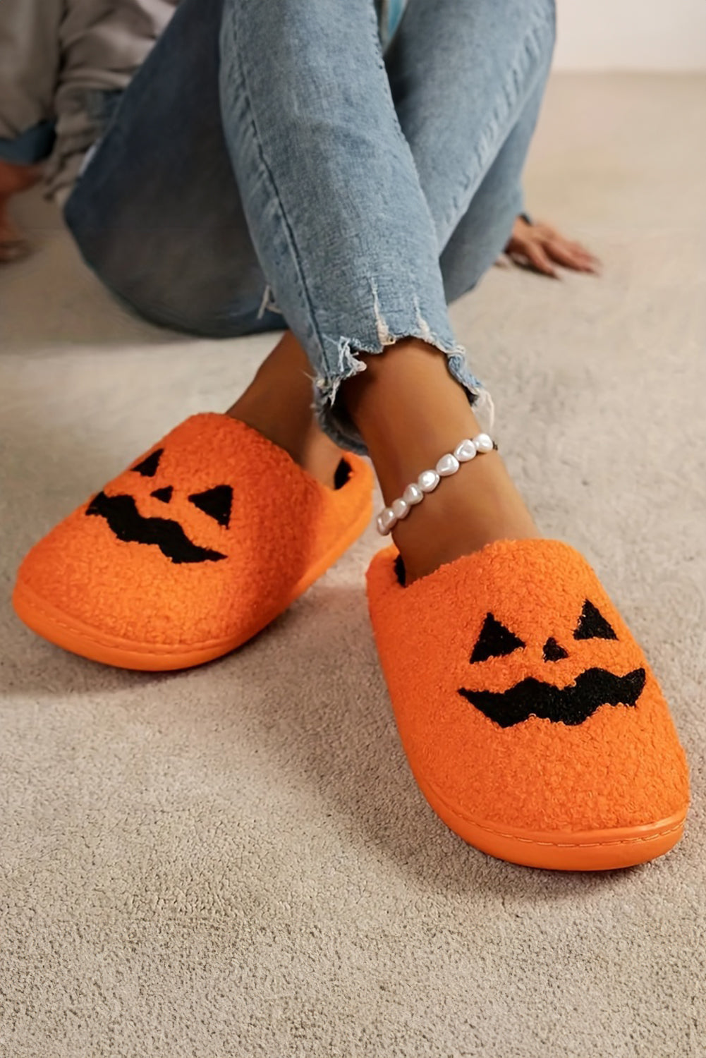 Chaussons en peluche orange à motif citrouille d'Halloween